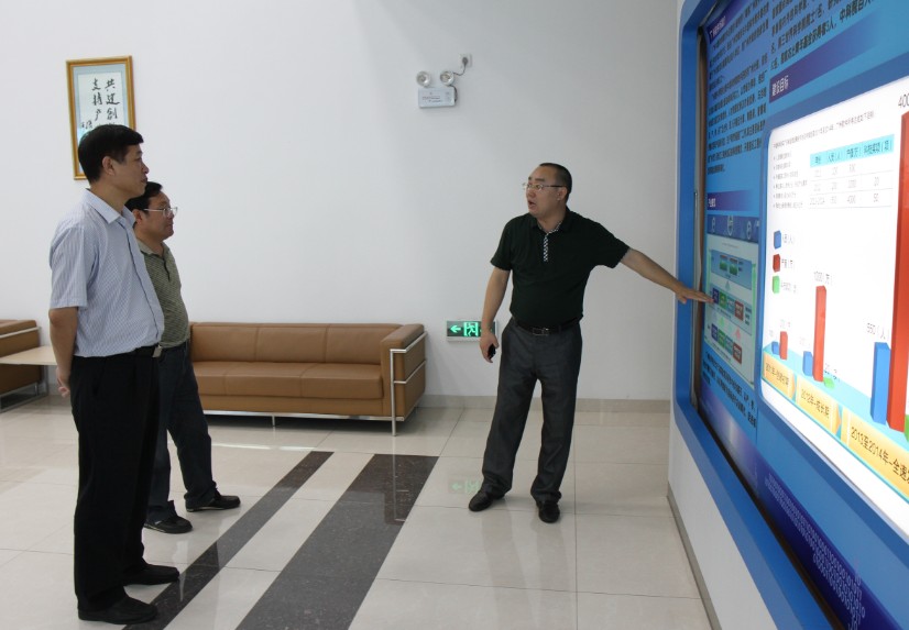刘顺华（右一）向丁局长（左一）一行介绍广州软件所  